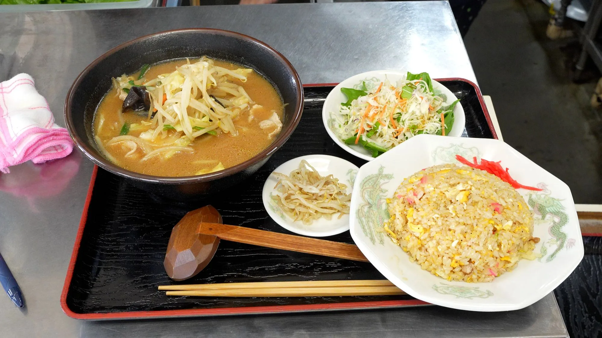 味噌ラーメンと半チャーハンのセット