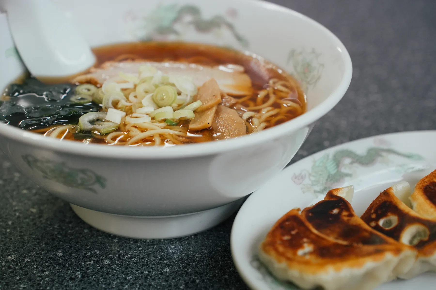 看板の醤油ラーメンと鉄鍋餃子